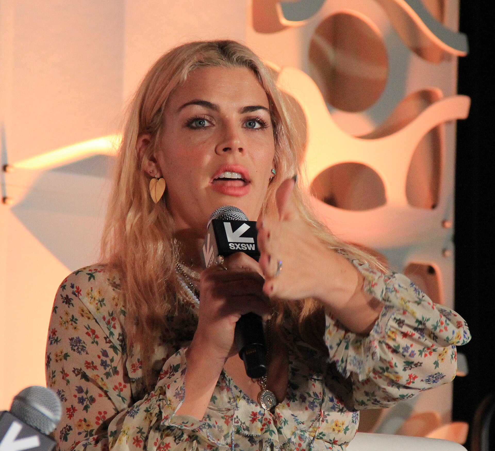 Schauspielerin Busy Philipps macht Diagnose eines seltenen Gehirntumors öffentlich