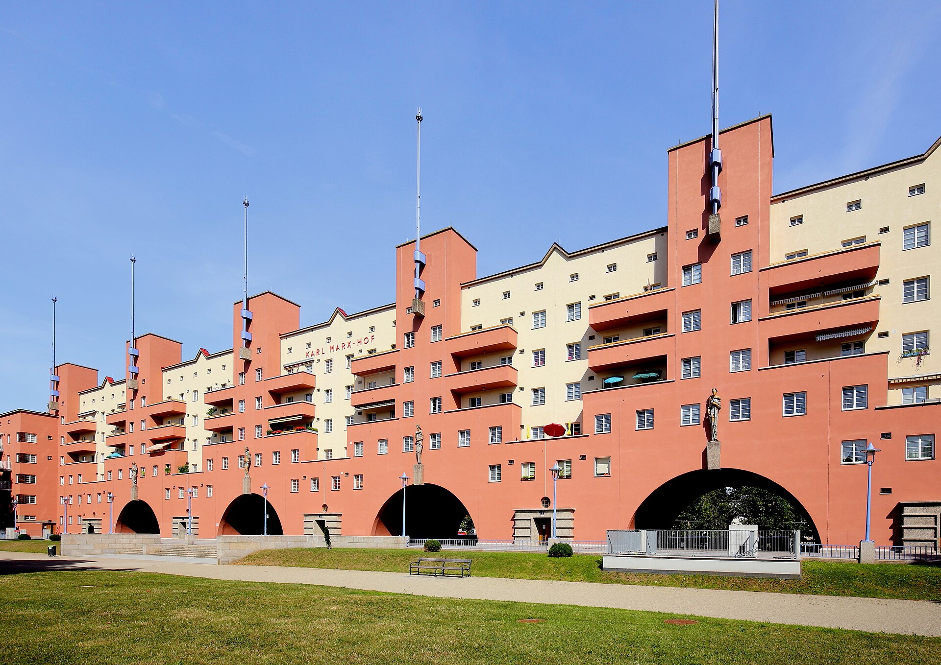 Wiener Ansichten: Der Gemeindebau und die Lust am Austriazistischen